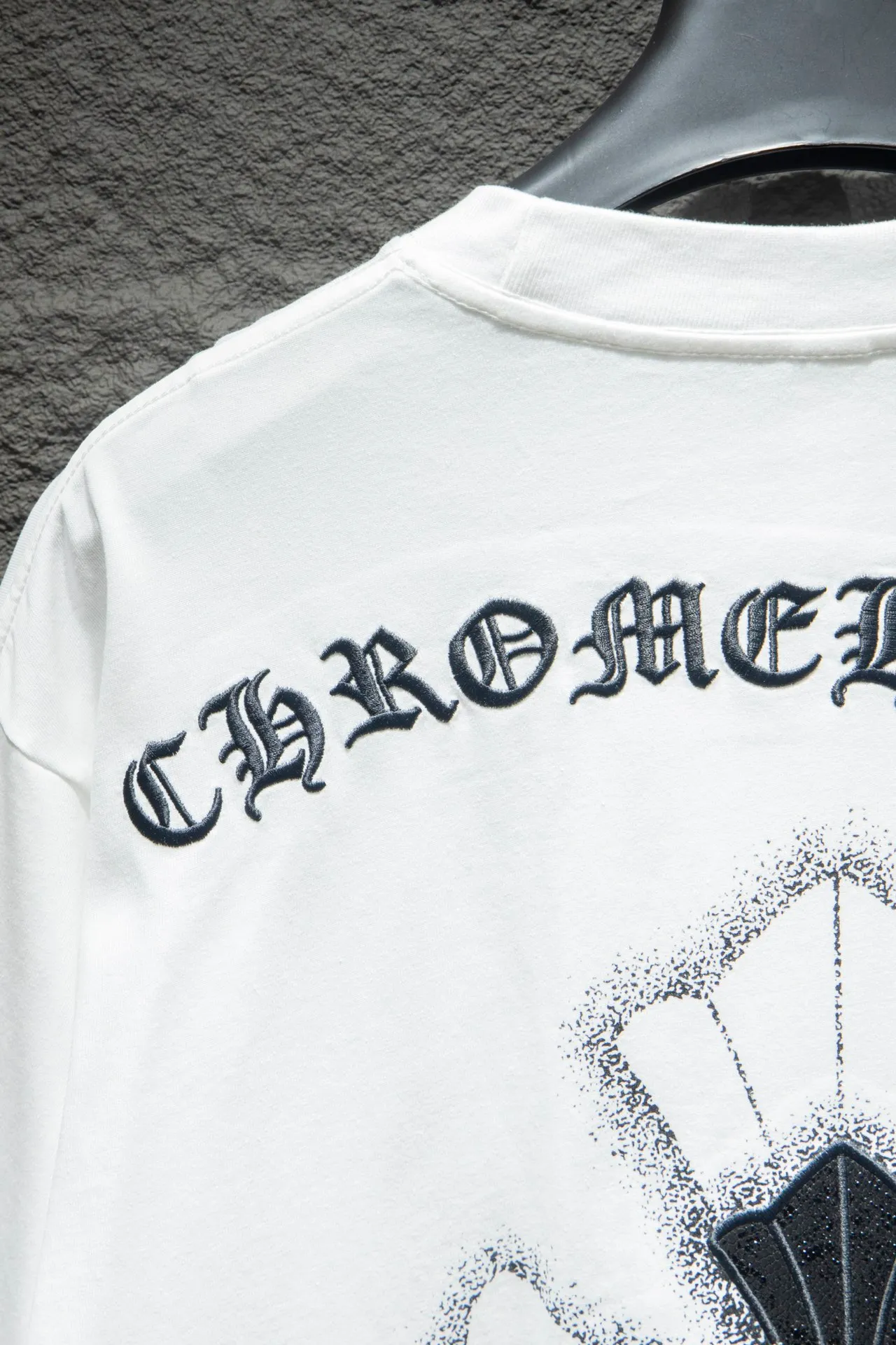 P170 🆕Chrome Hearts os version is really charming and Chrome Hearts is really a must-have. Each season's new version is made to the extreme. It is very practical and can be worn casually. Nice✔️ - ⚠️100% cotton. It is made of 32-count double yarn, 260-gram weight fabric and imported knitted carded cotton. It has moderate thickness, drape and contour, and the upper body is comfortable! ! It is very tolerant to fat body types and can instantly lose five pounds after wearing it!  The front and rear panels are hand-printed on the silk screen platen, and the 3D full-color scan pattern is used as film to ensure that the printing pattern is restored to the highest degree, and the printing has a cracking effect and is reinforced and not easy to fall off. The upper and lower LOGO printing has a strong touch texture. The printing material uses environmentally friendly active water slurry, and the base anti-sublimation liquid. The ready-made garments can withstand washing without stripping. Front panel #Back panel Simple elements# Artistic arrangement of English letters Imported Tajima high-density heavy industry embroidery technology Three-dimensional and full fonts The addition of handmade elements to the body of the garment greatly increases the interest of the garment and creates a unique visual effect. After special fraying effect treatment, a unique distressed effect is formed. An irregular hem is added to the version. This year, Crow Heart is focusing on the version. In the past two years, the oversize version has become the focus of the trend. It has also been a popular staple in the past two years. The change of designers has made this brand an instant hit. The progressive fashion of the times also needs the blood impact of fresh elements and trendy designs in order to continue its glory! It’s stylish both inside and outside, a must-have for high street travel! An absolute "eye-catching style" that can match couples 💏 Color: black and white Size: S M L XL